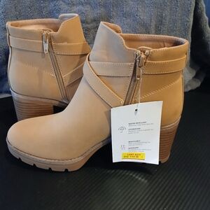 NEW WITH TAGS, NO BOX. Womens size 7.5 Water Repellent Tan Boots